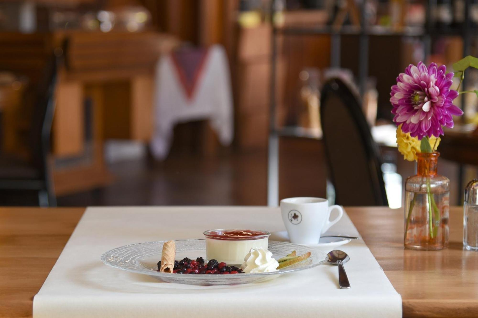 Hotel De L'Aigle Couvet ภายนอก รูปภาพ